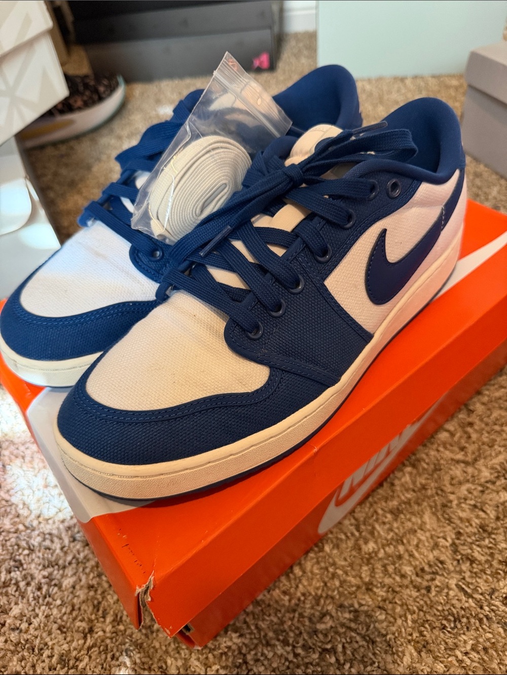 Nike Jordan 1 low KO Royal and white - Picture 2 of 8